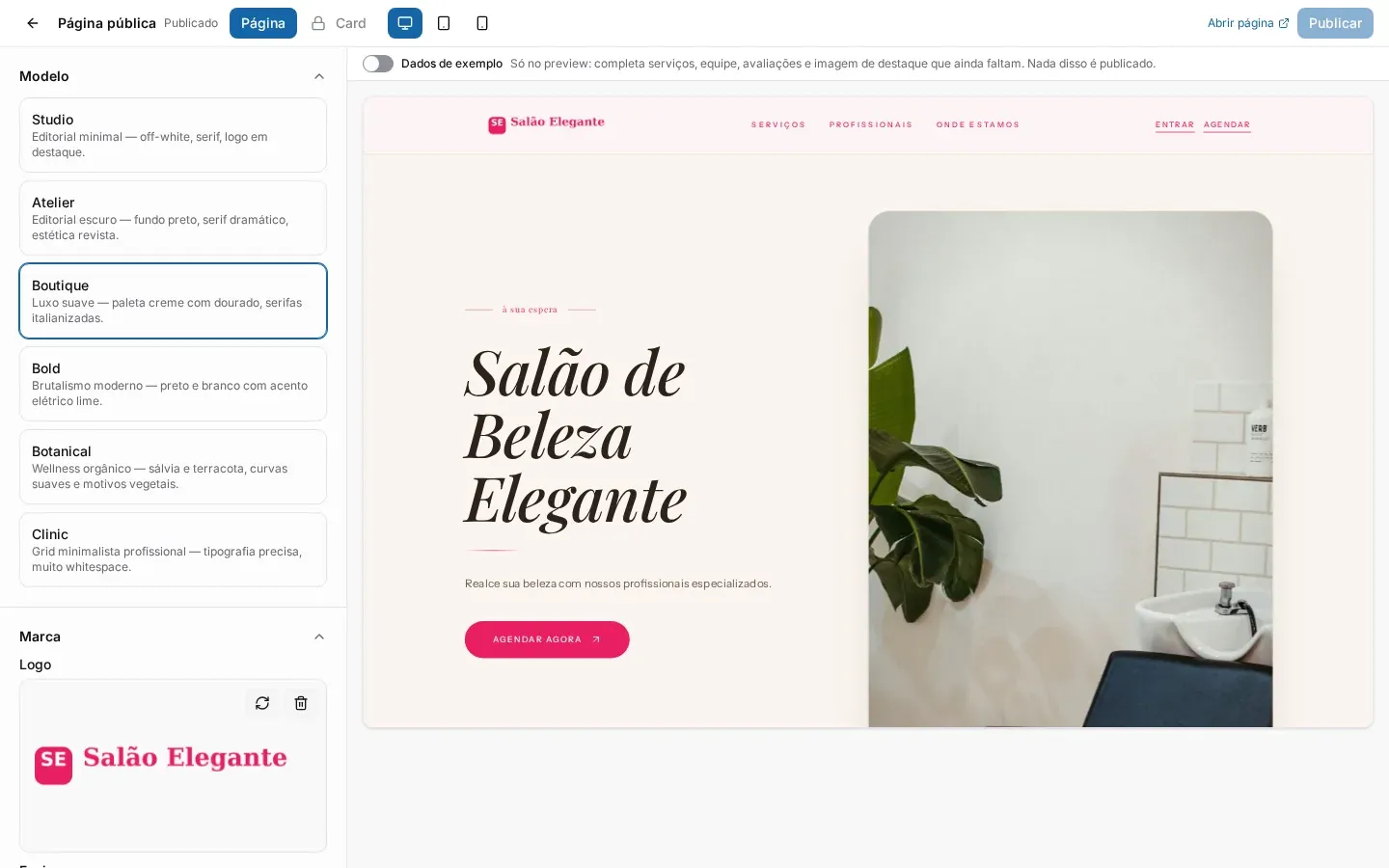 Editor da página pública com os ajustes à esquerda e a prévia do site do salão à direita (no computador)