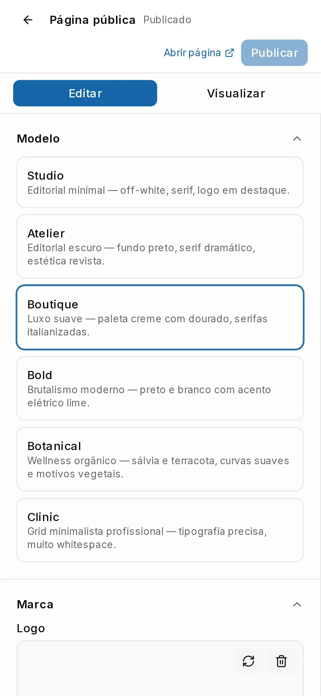 Editor da página pública com os ajustes à esquerda e a prévia do site do salão à direita (no celular)