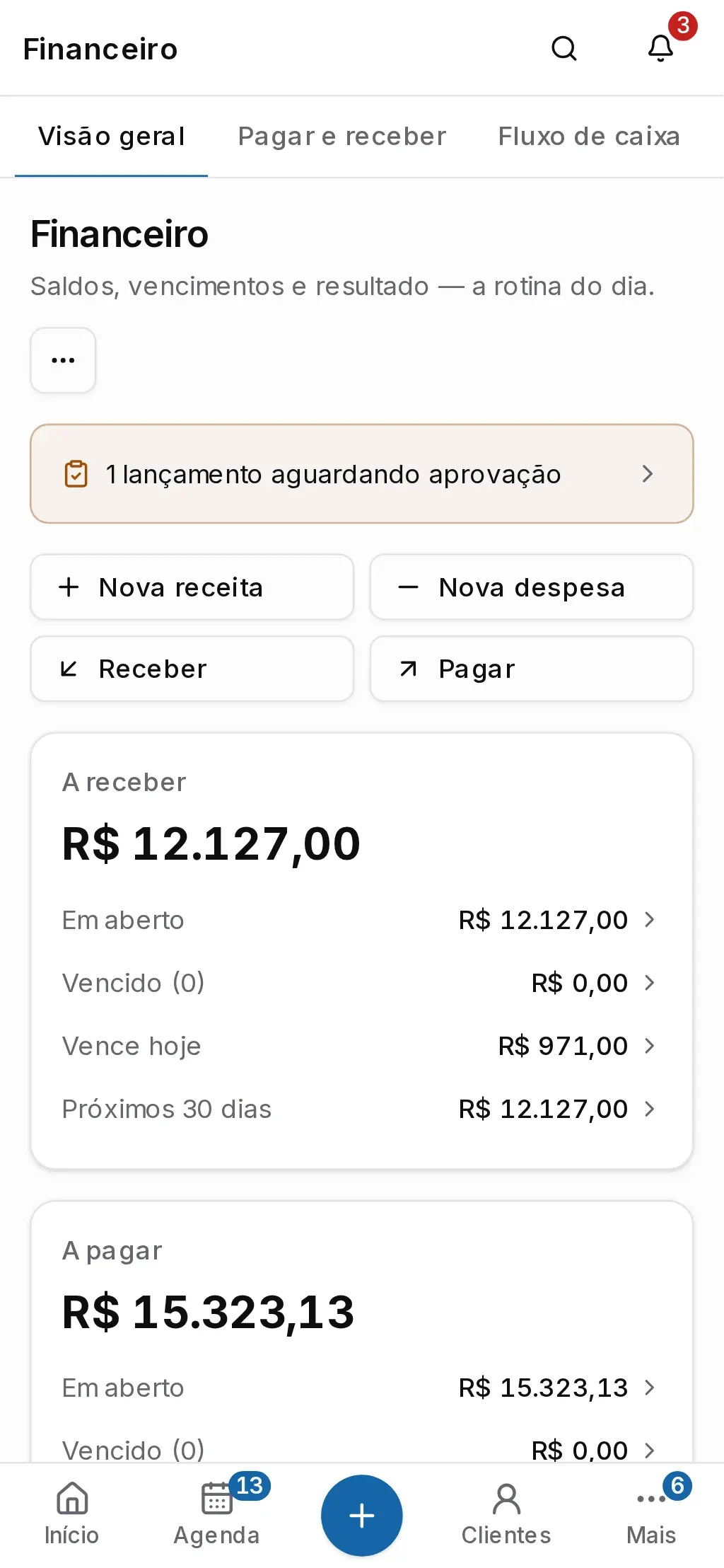 Visão geral do financeiro com os atalhos, os cartões A receber e A pagar e o saldo das contas (no celular)